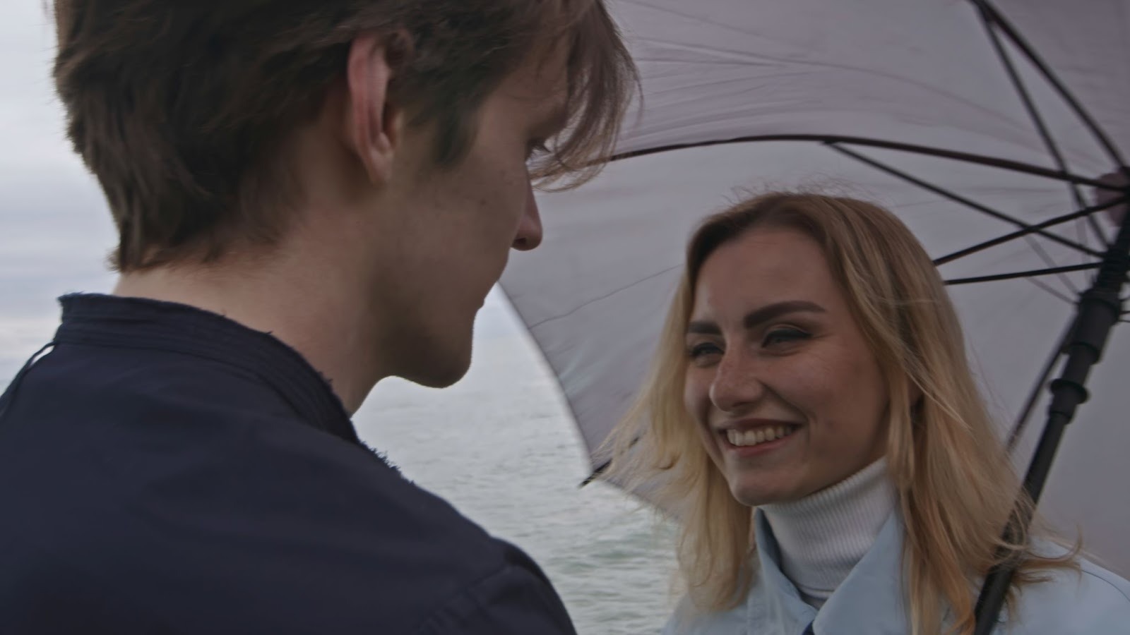 Объятия после конфликта на фоне заката