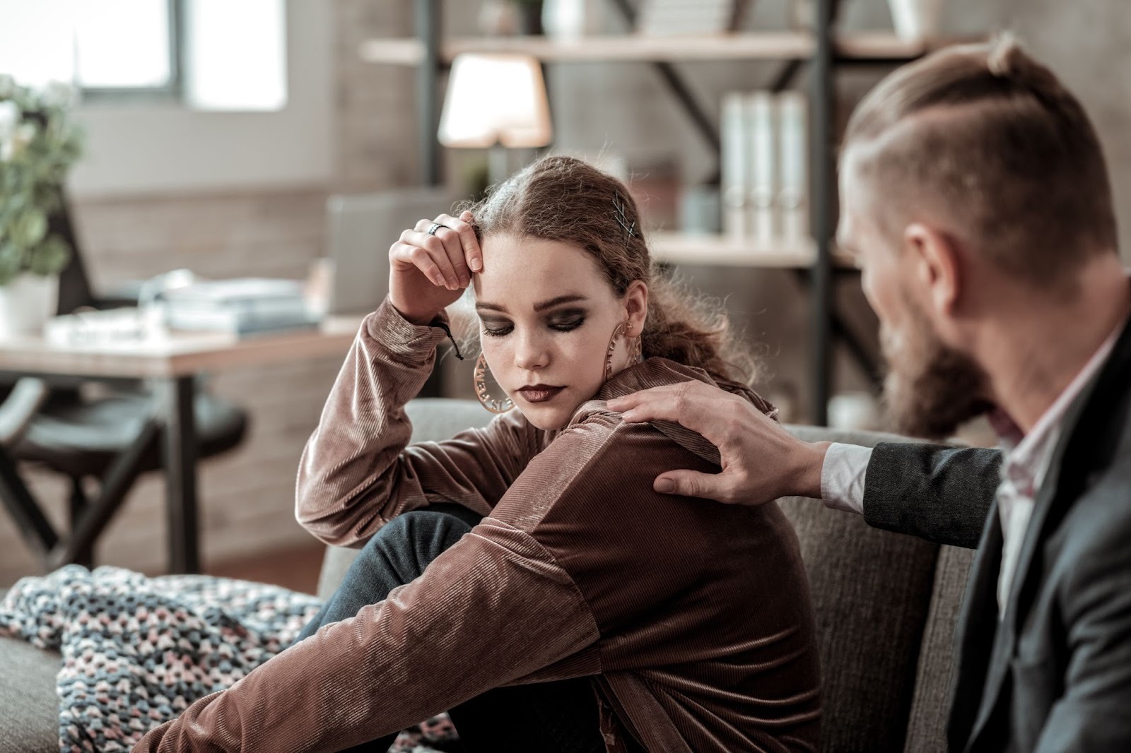 Девушка плачет а парень молчит рядом