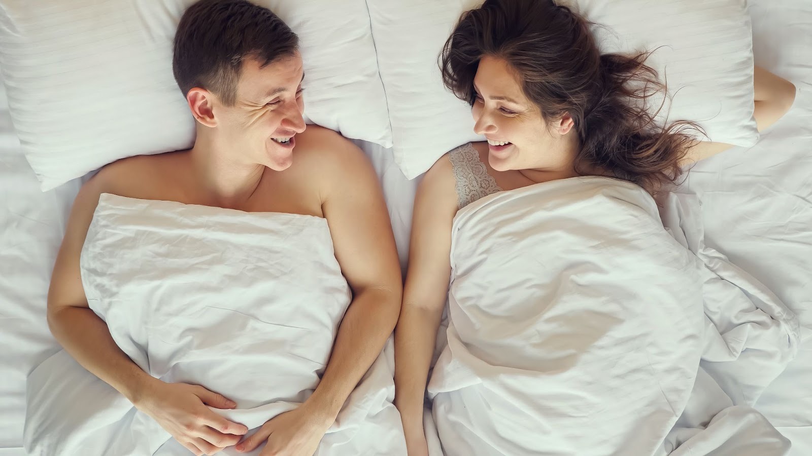 Молодой мужчина и девушка проводят время вместе как друзья с привилегиями
