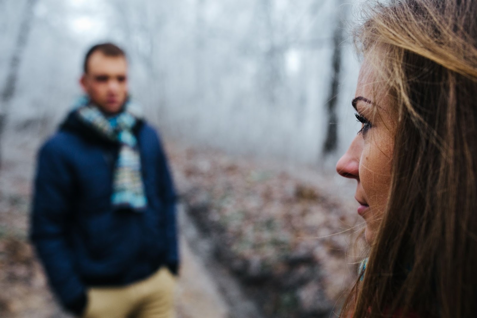 Счастливый человек улыбается начиная новую жизнь после принятия расставания
