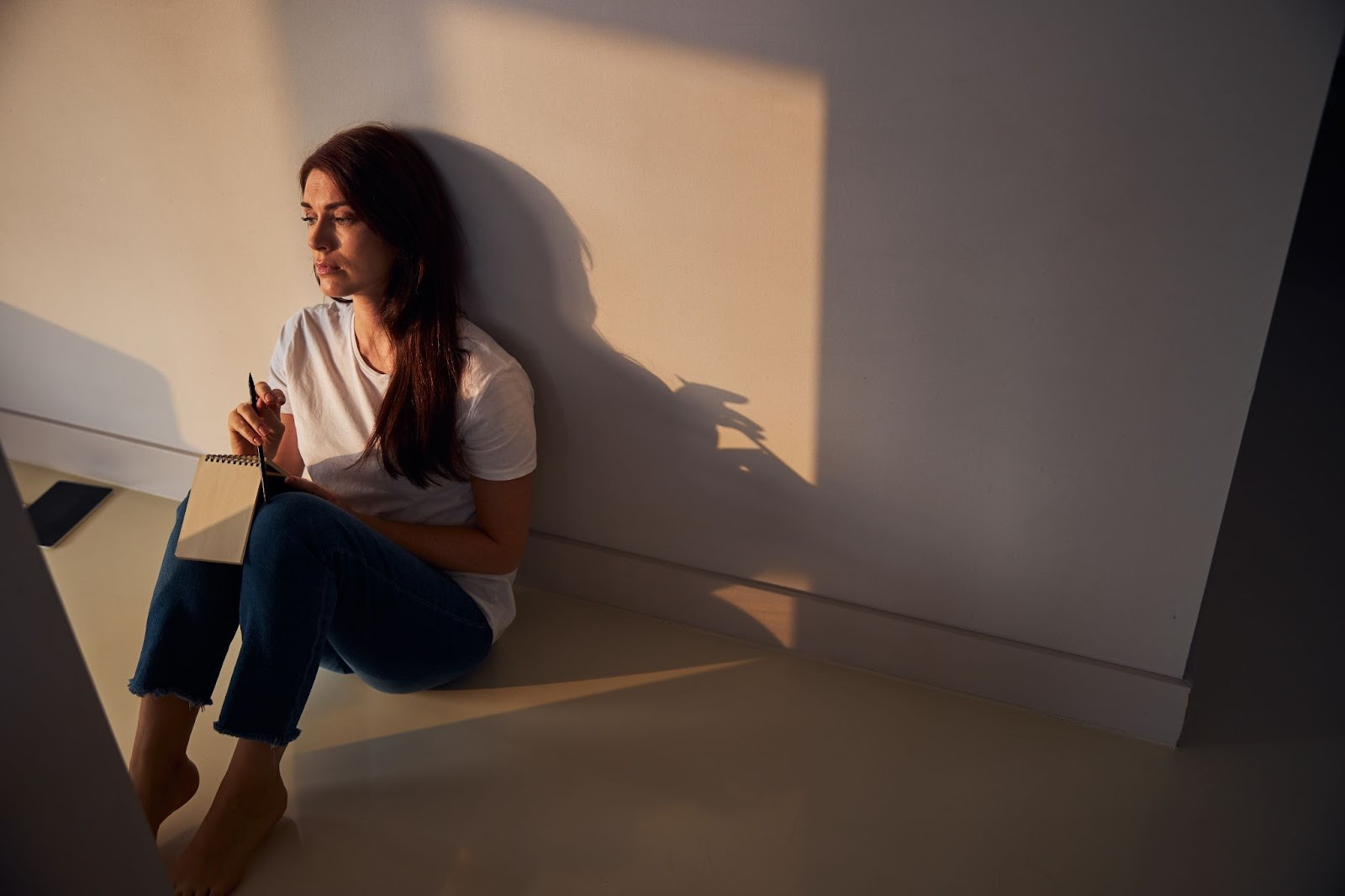 Девушка пишет в дневнике анализируя свои чувства во время паузы в отношениях
