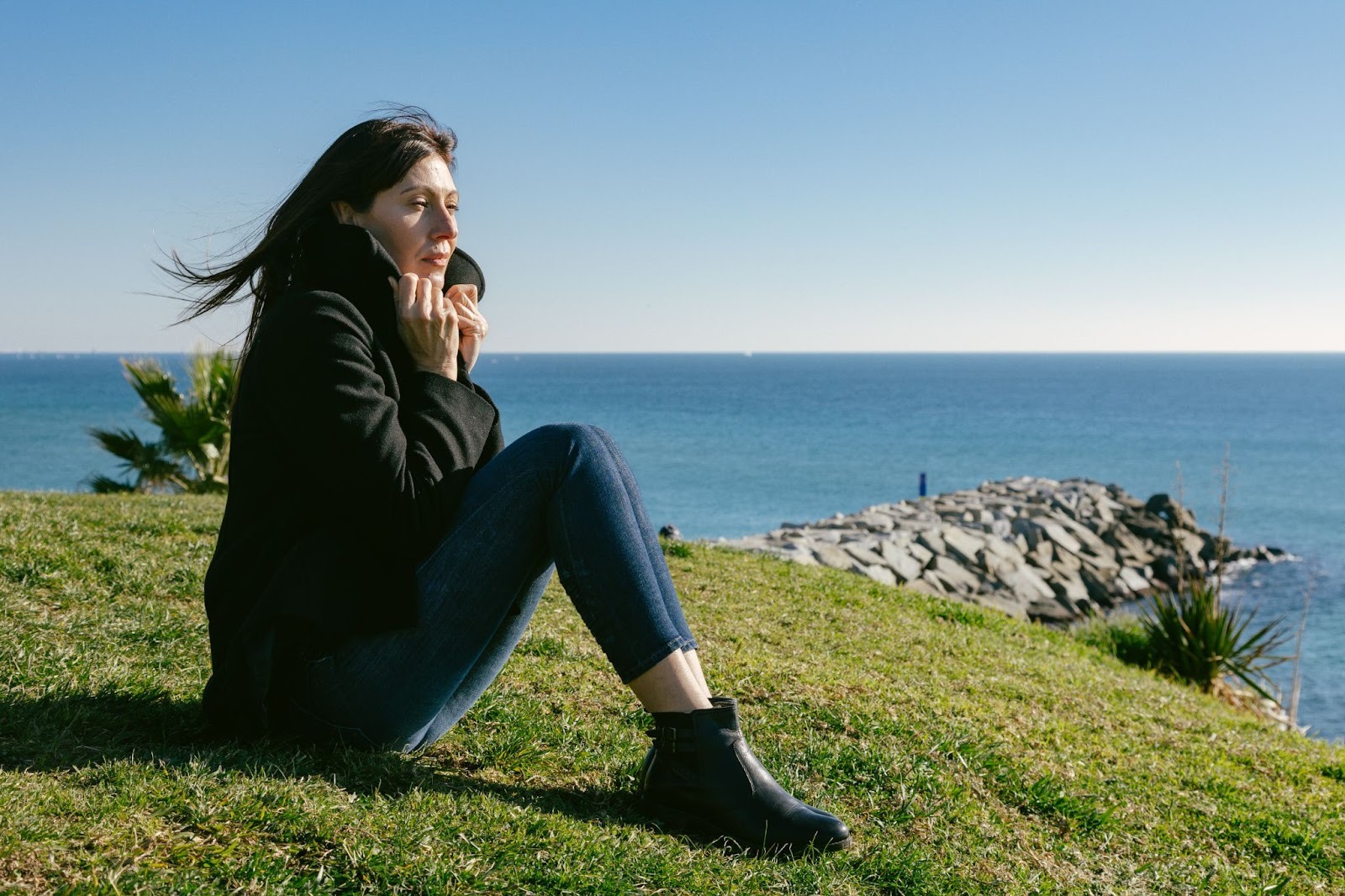 Женщина медитирует в одиночестве восстанавливая силы во время перерыва в отношениях
