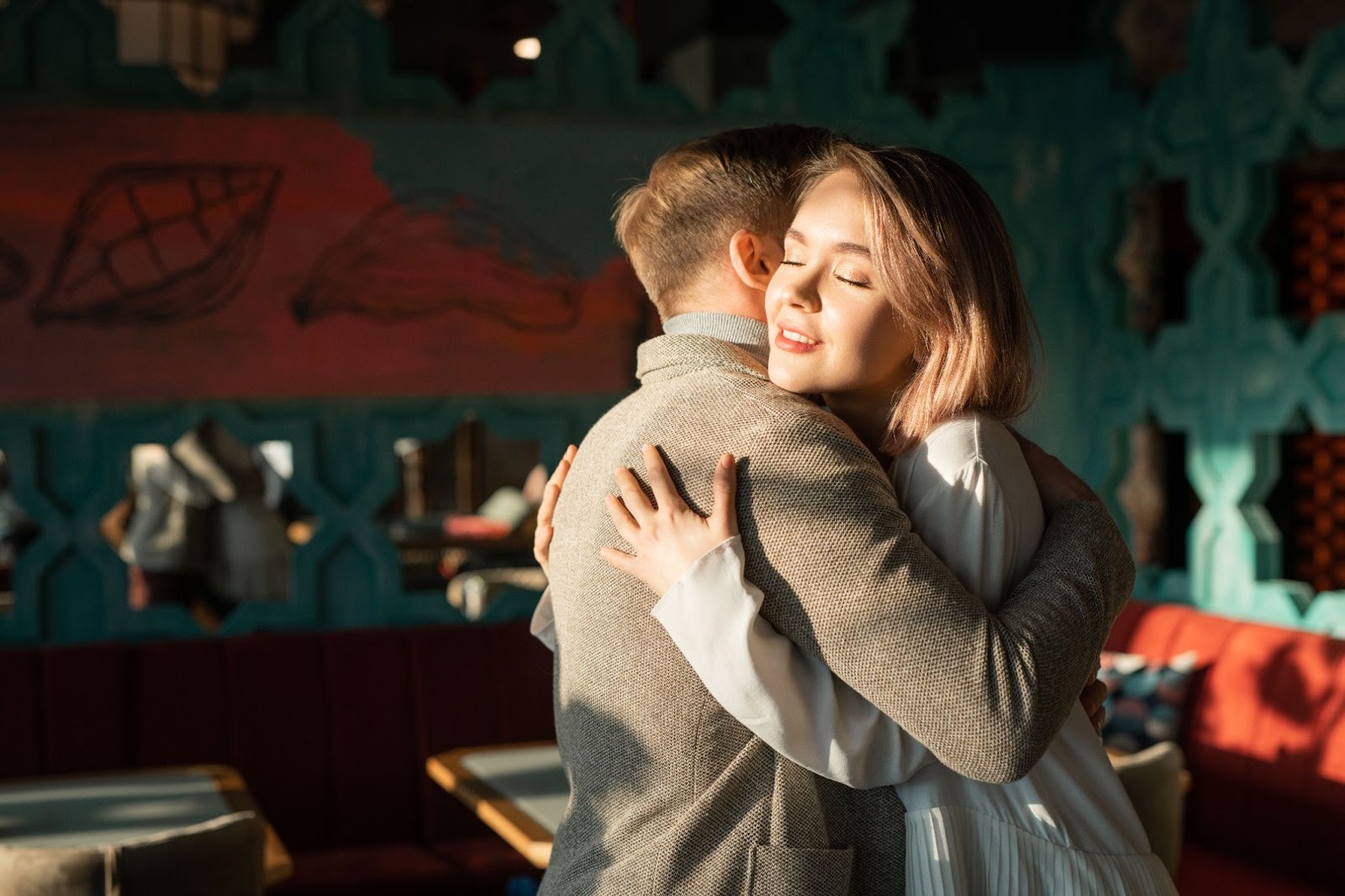 Пара решает конфликт спокойно показывая здоровый способ разрешения споров
