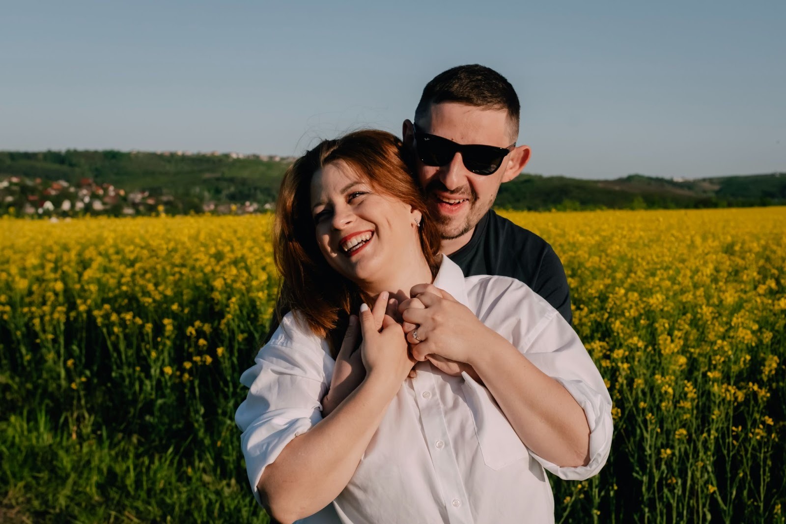 Счастливая пара на прогулке показывает что должно быть в комфортных отношениях