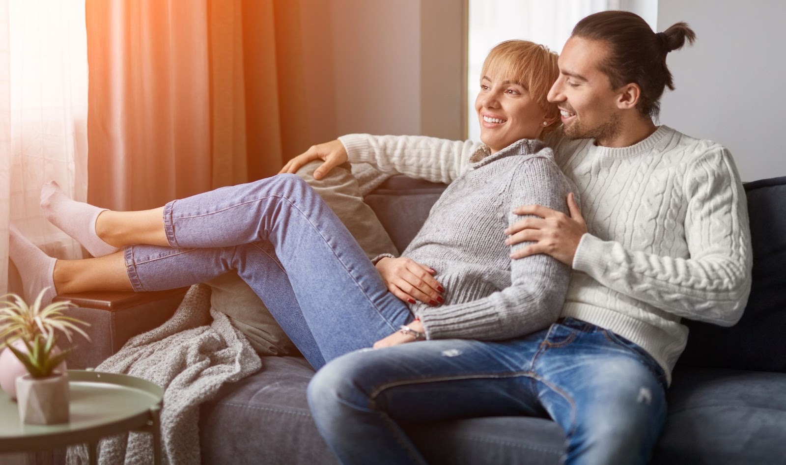 Счастливая пара разговаривает иллюстрируя открытое общение в здоровых отношениях
