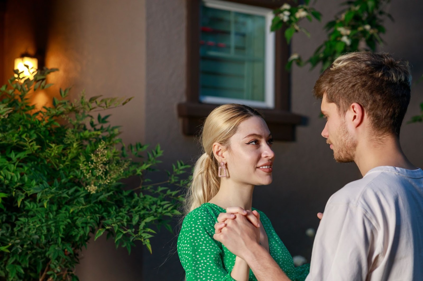 Партнёры планируют общее будущее показывая важность совместных целей и ценностей
