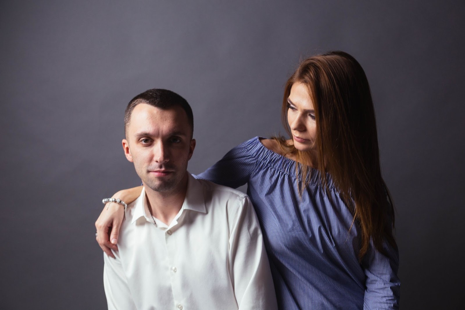 Начало разговора после конфликта - пара говорит спокойно
