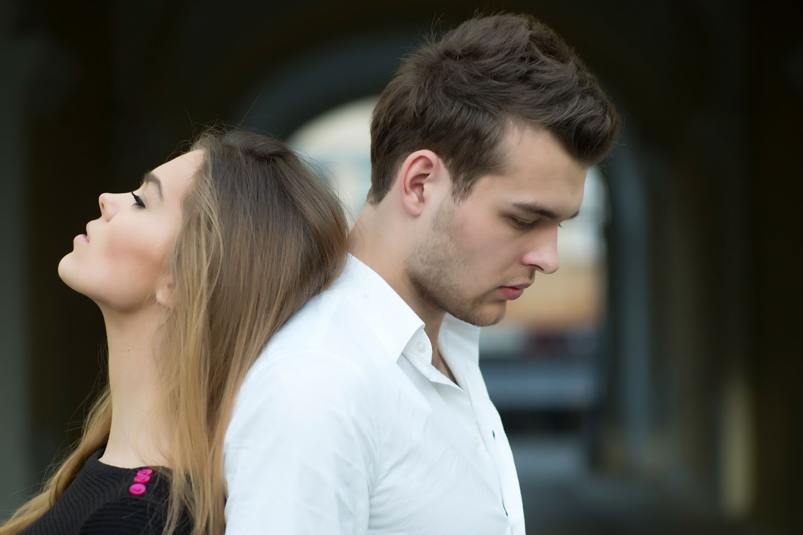 Женщина успокаивается после ссоры