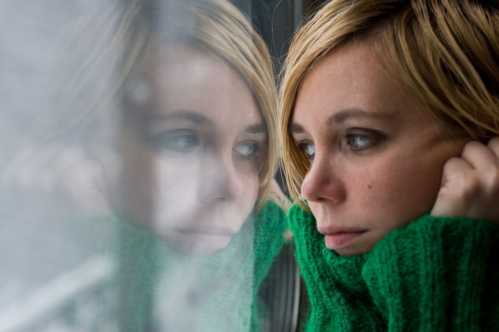 Одинокий человек переживает разрыв отношений и любовную зависимость
