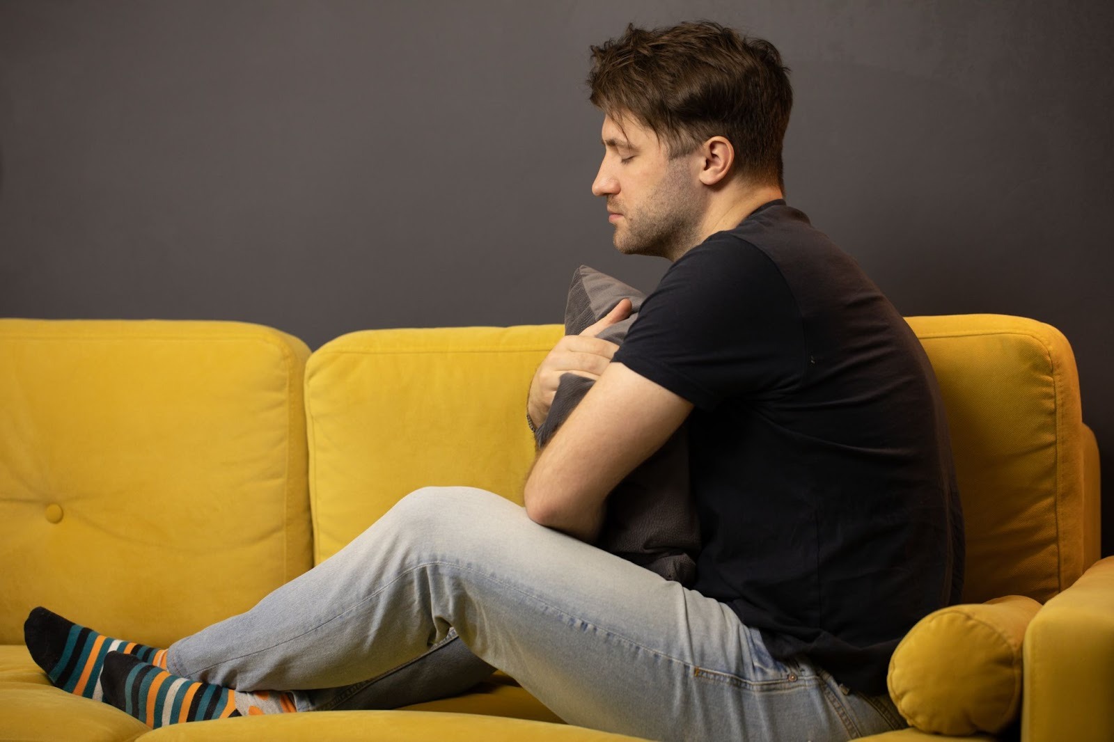 Одинокий человек переживает разрыв отношений и любовную зависимость
