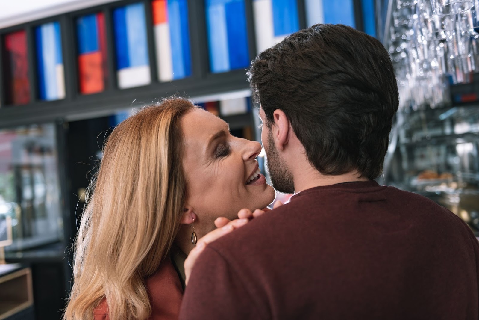 Молодой любовник и замужняя женщина на романтическом свидании