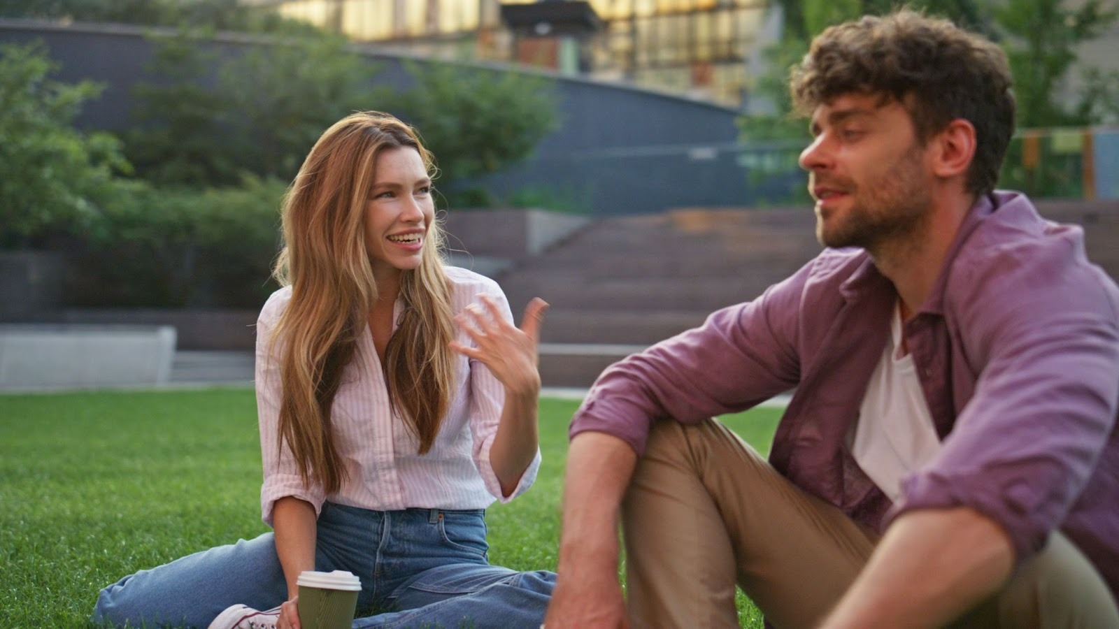 Парень и девушка сидят на расстоянии друг от друга - физическая дистанция как признак френдзоны