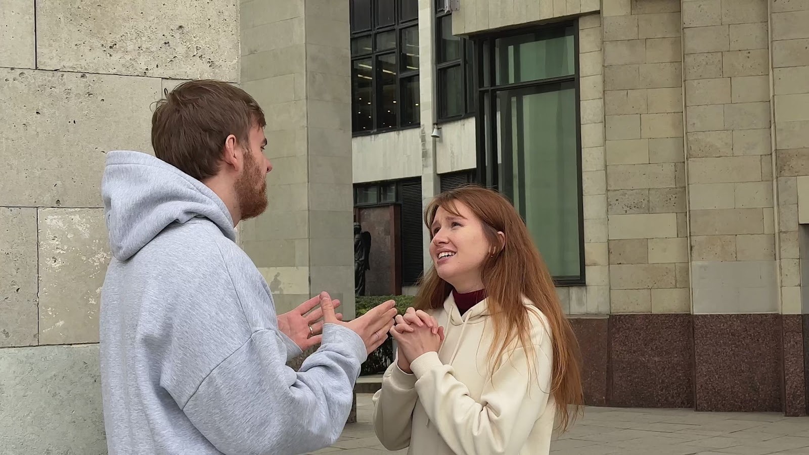 Грустный молодой человек смотрит на девушку, которая видит в нём только друга