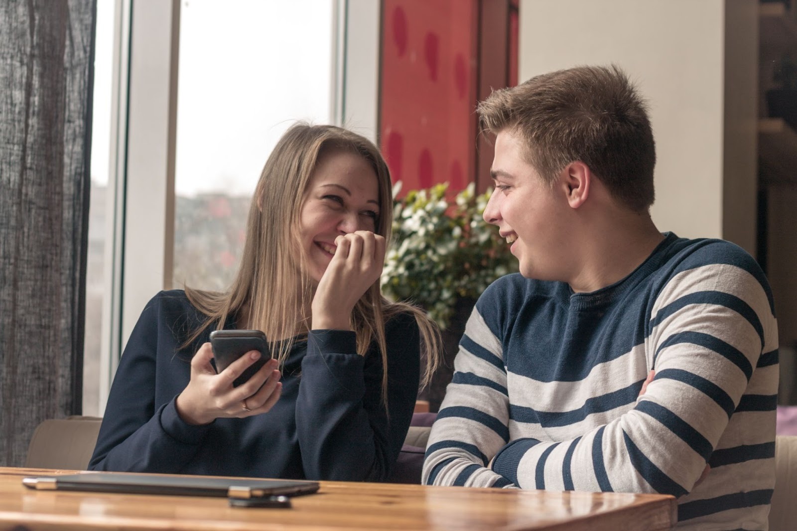 Парень слушает как девушка рассказывает про другого парня