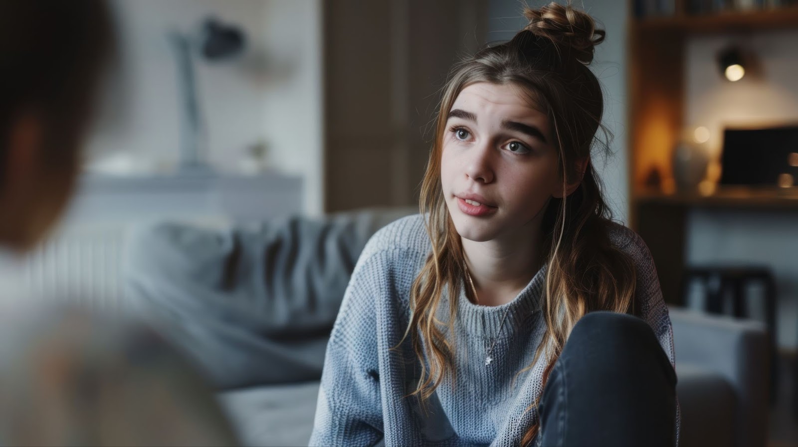 Пара сидит на расстоянии друг от друга - признаки боязни отношений