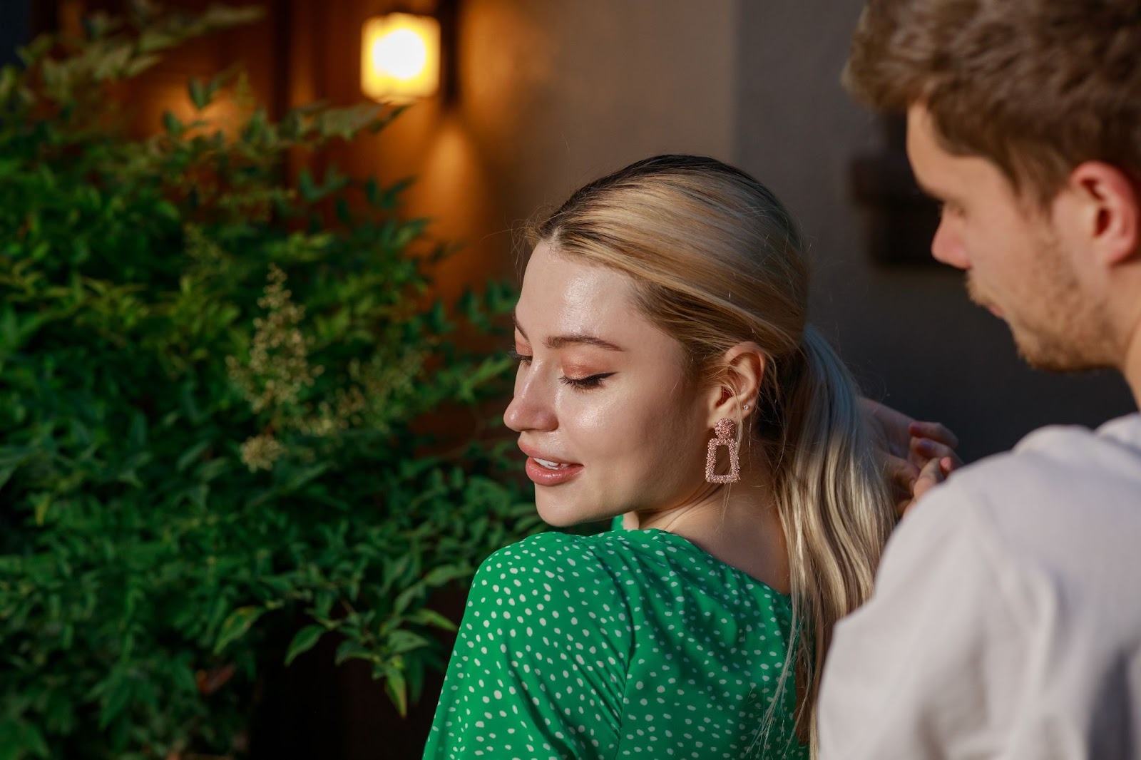 Девушка обнимает себя от страха серьёзных отношений
