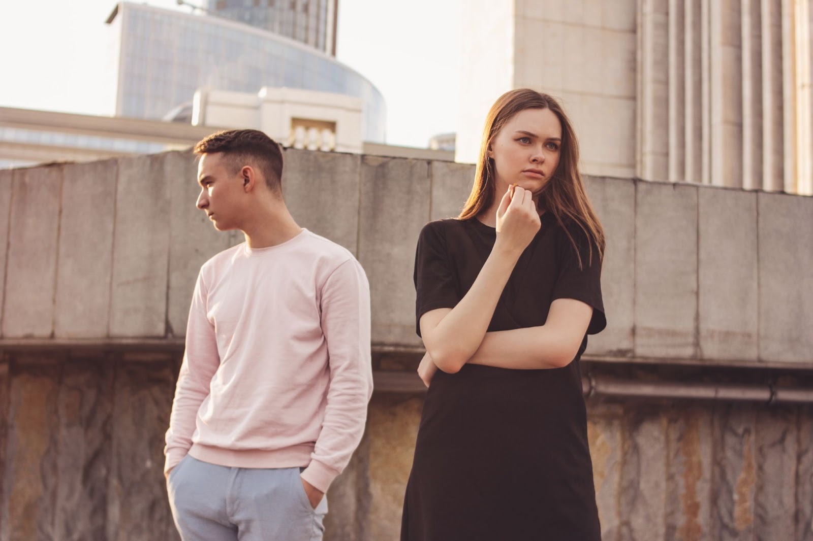 Девушка на прогулке делает первые шаги против страха отношений
