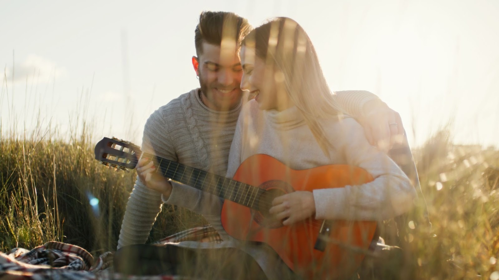  Девушка улыбается партнёру - комфорт и взаимопонимание
