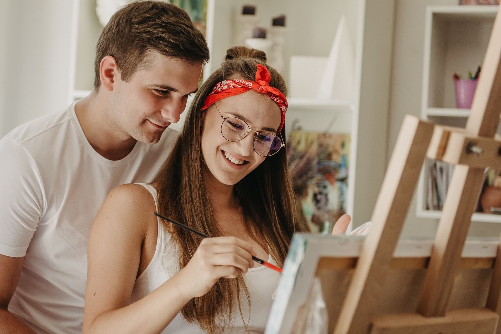  Мужчина и женщина разговаривают спокойно - признаки здоровых отношений
