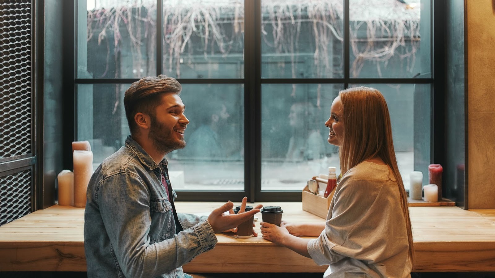  Мужчина приносит девушке кофе - забота и внимание к партнёру