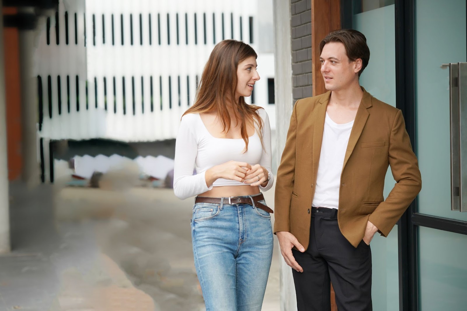 Мужчина и женщина стоят рядом и смеются легкая дружба без подтекста