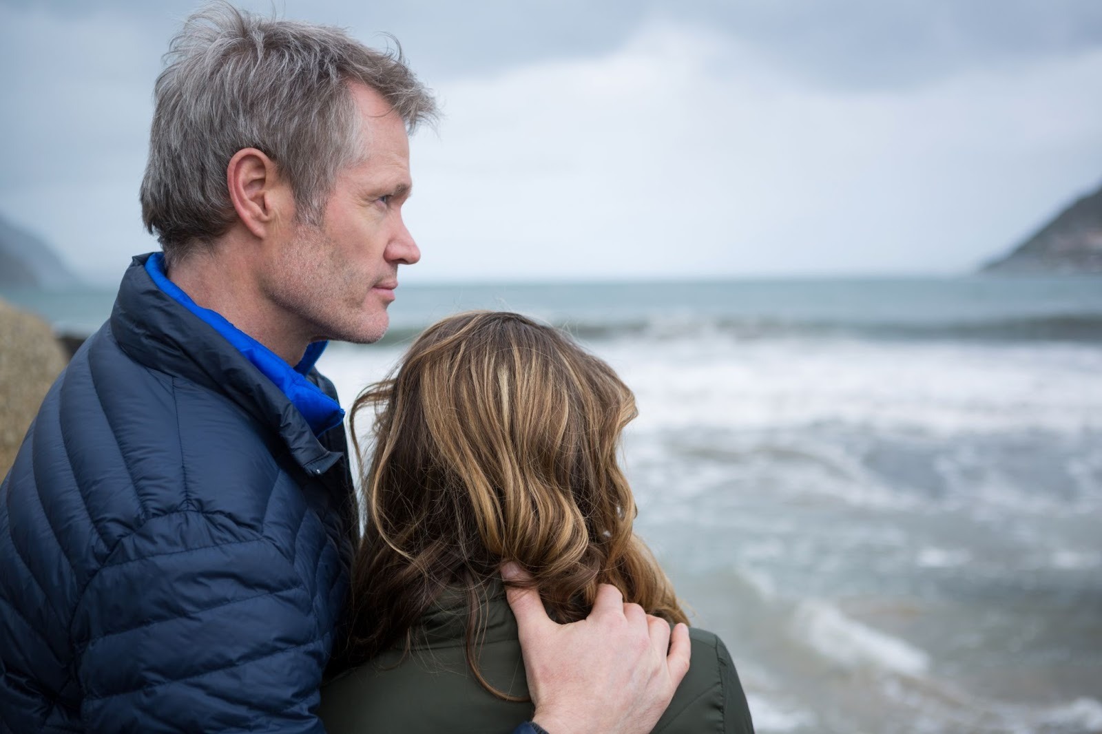 Мужчина помогает девушке надеть пальто - знак внимания и заботы