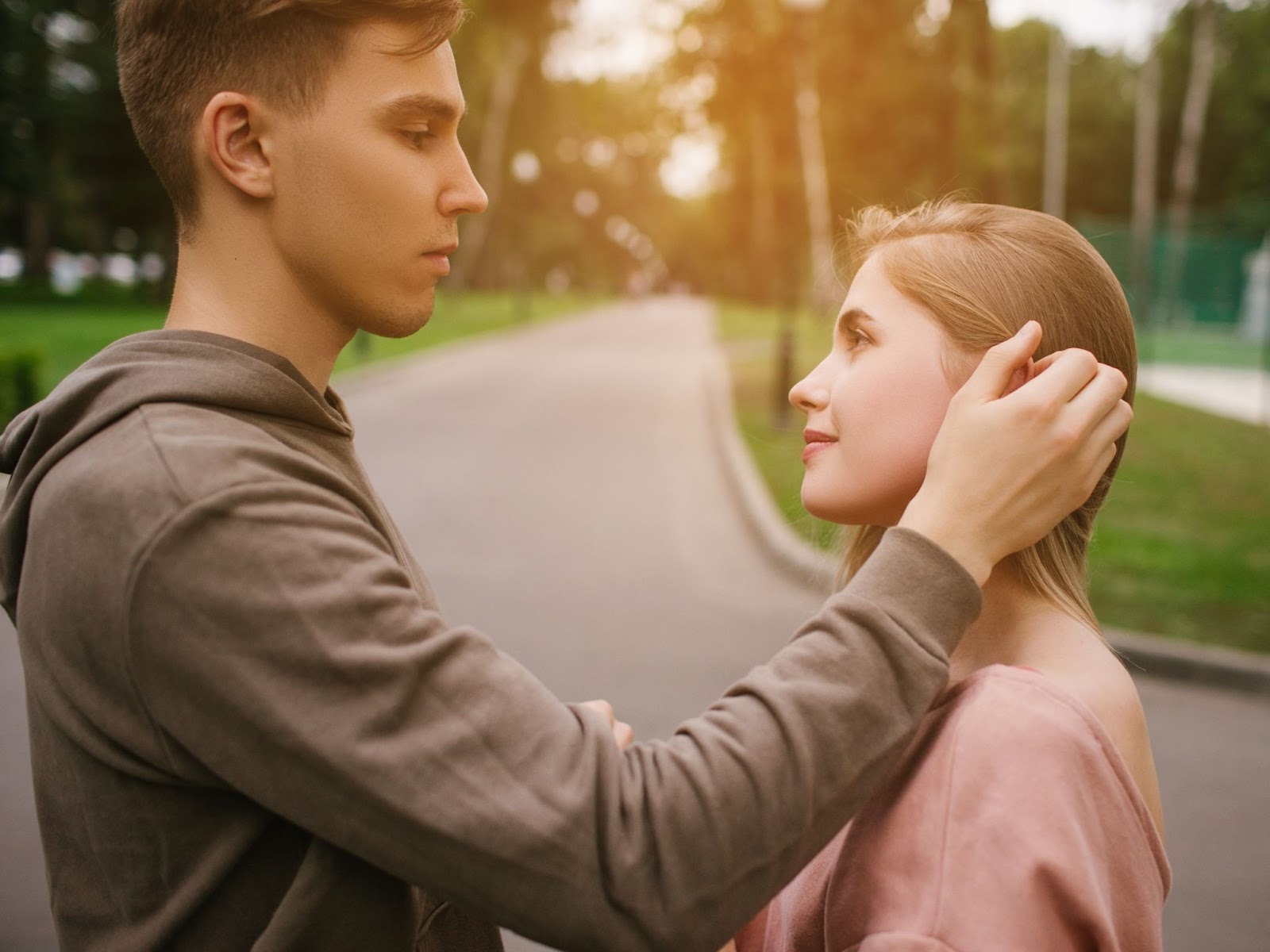 Девушка улыбается парню на встрече - флирт и интерес