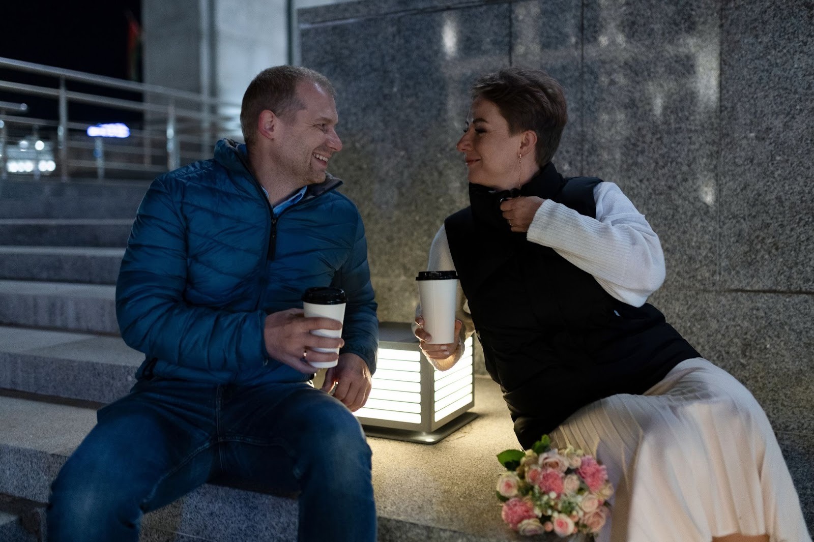 Мужчина делает комплимент женщине - проявление интереса