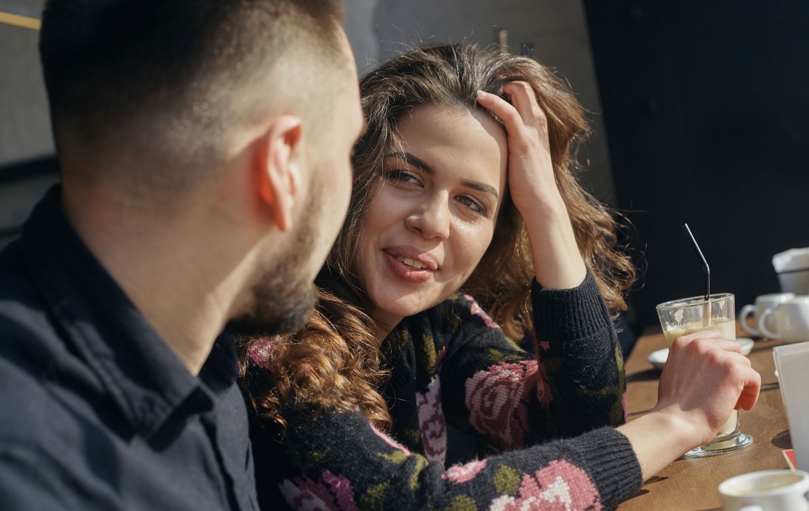 Мужчина и женщина пытаются восстановить доверие в отношениях
