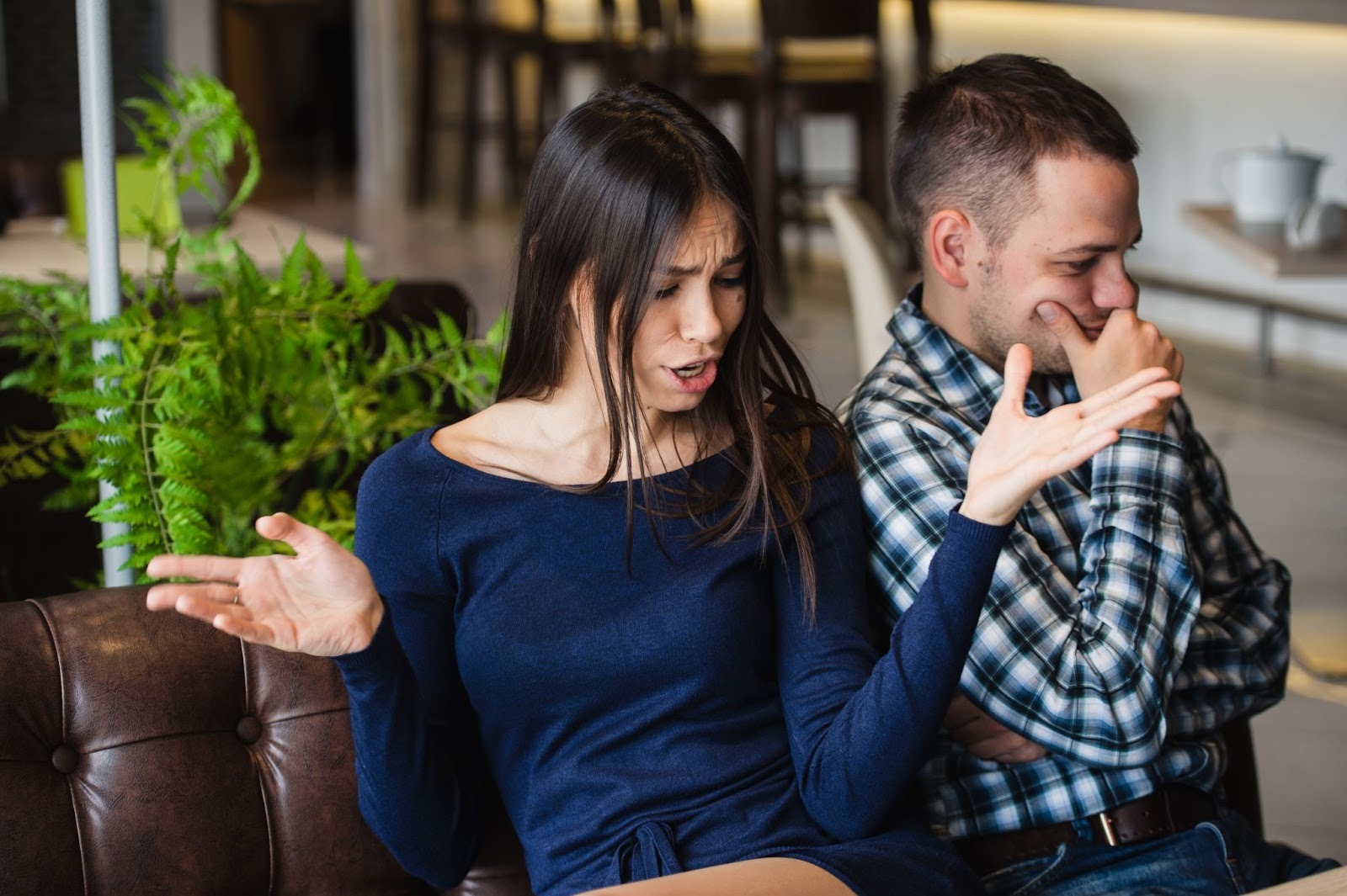 Девушка плачет из-за разрушенного доверия в отношениях
