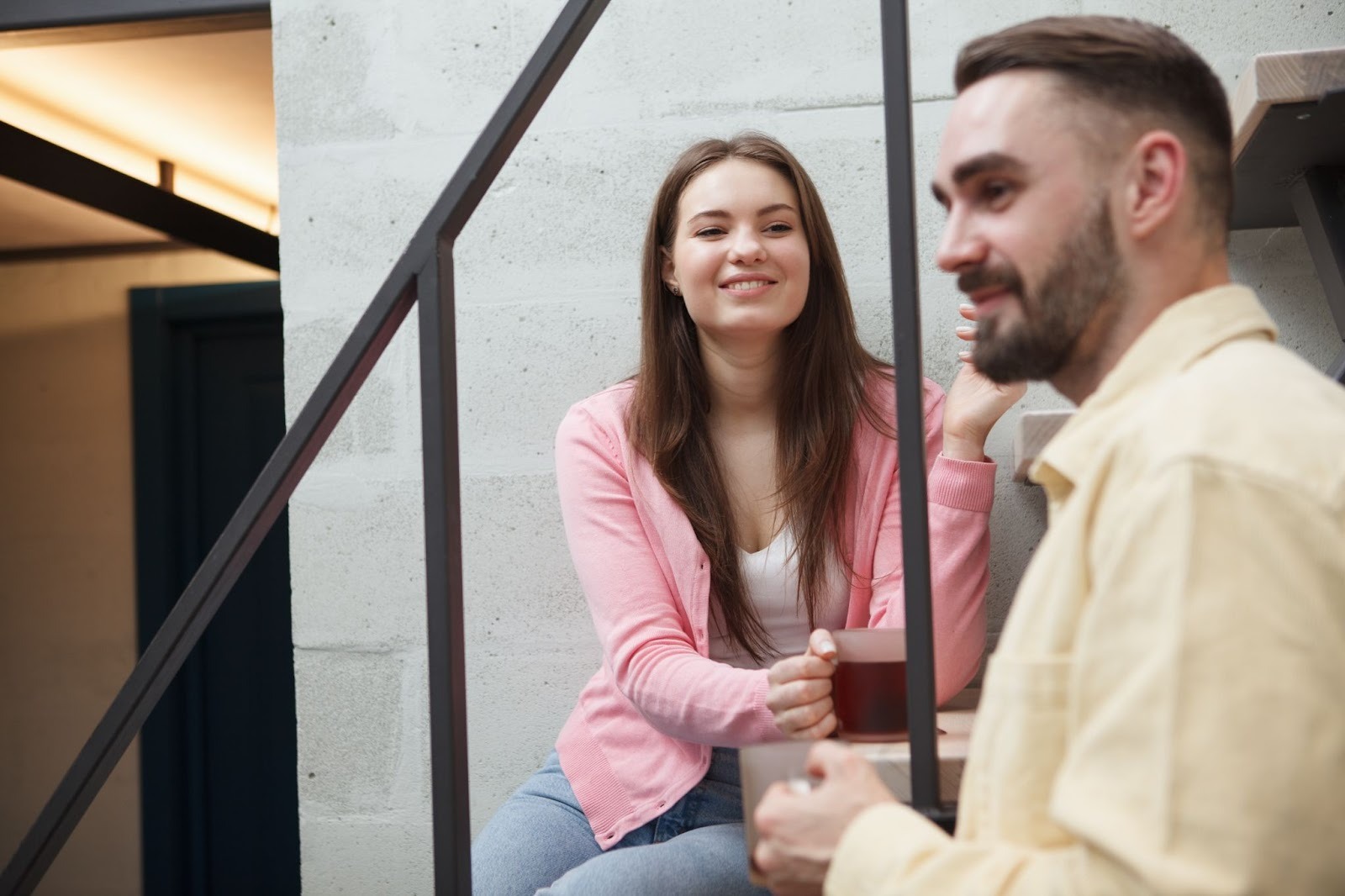 Девушка и парень доверительно разговаривают, признаки настоящей любви
