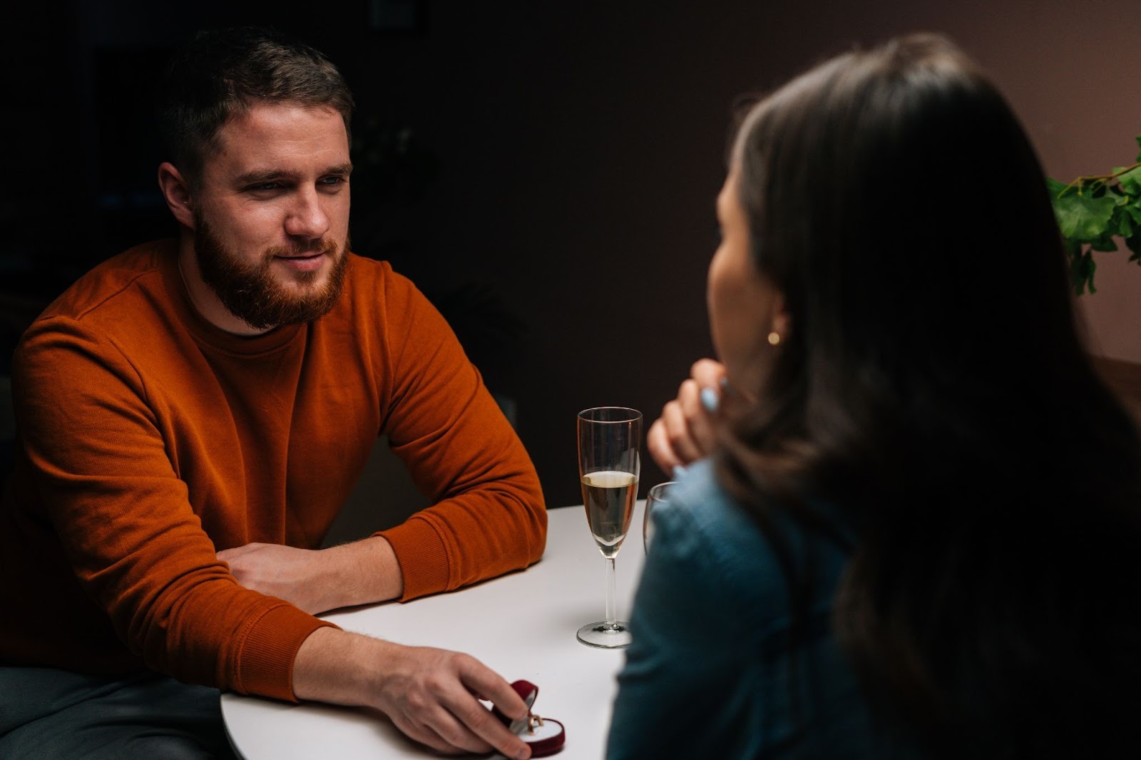 Девушка и парень доверительно разговаривают, признаки настоящей любви
