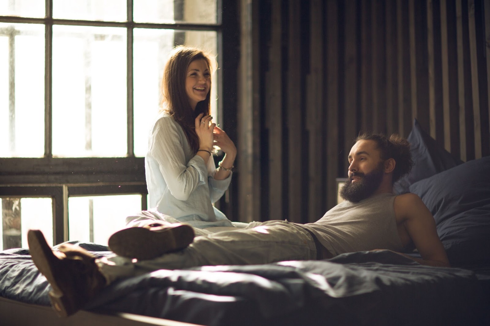 Девушка чувствует спокойствие и тепло рядом с любимым человеком
