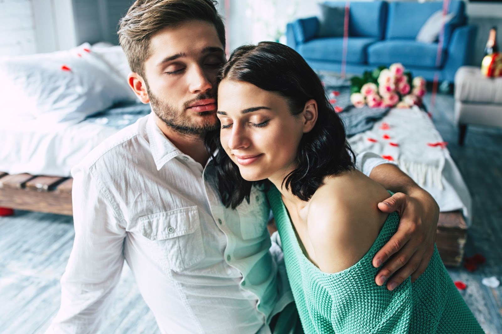 Женщина анализирует красные флаги и токсичное поведение в отношениях с бабником
