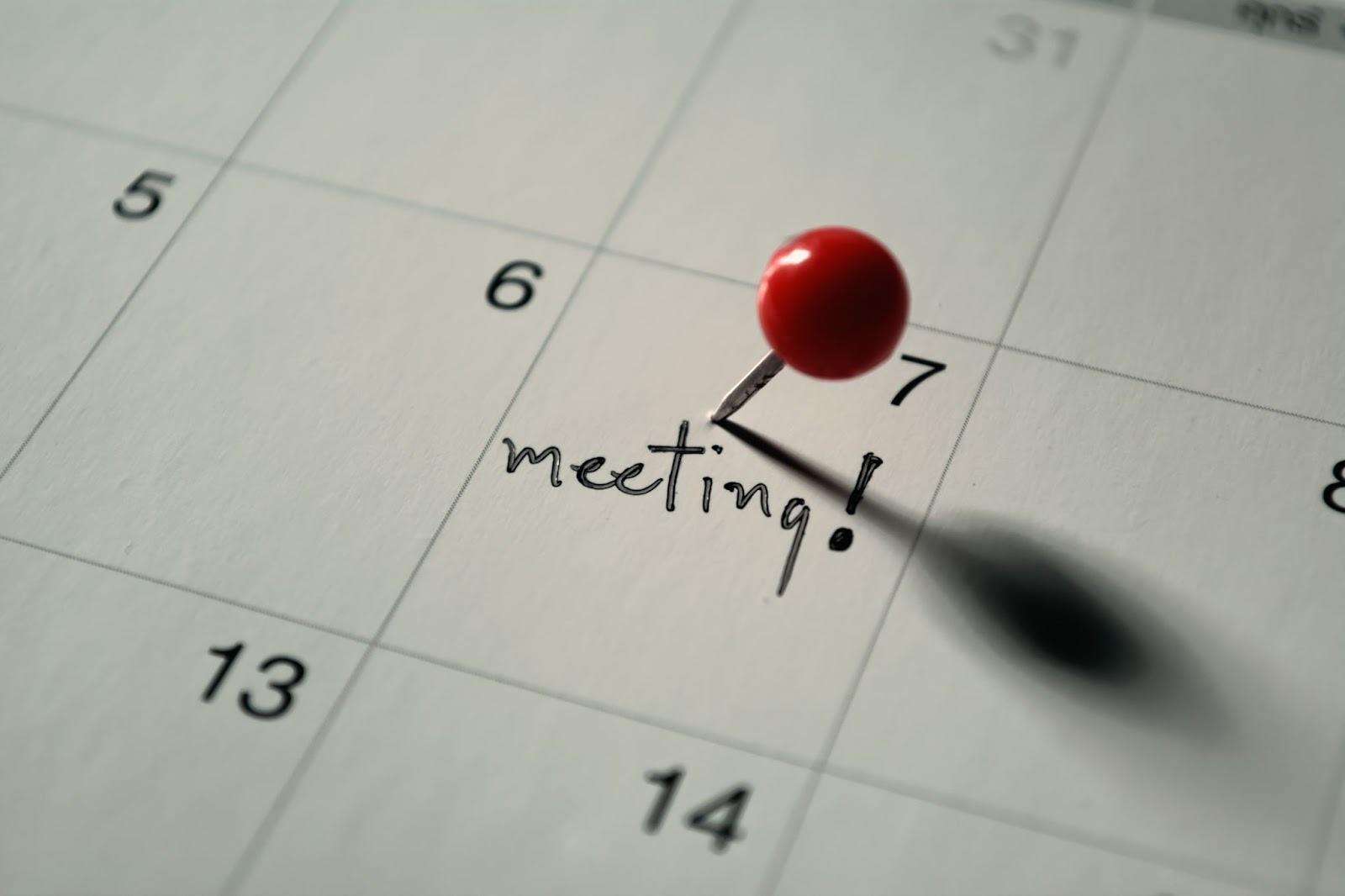 Календарь с отмеченной датой встречи для укрепления отношений на расстоянии
