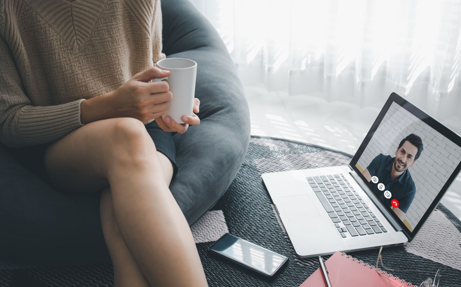 Пара общается по видеосвязи в отношениях на расстоянии
