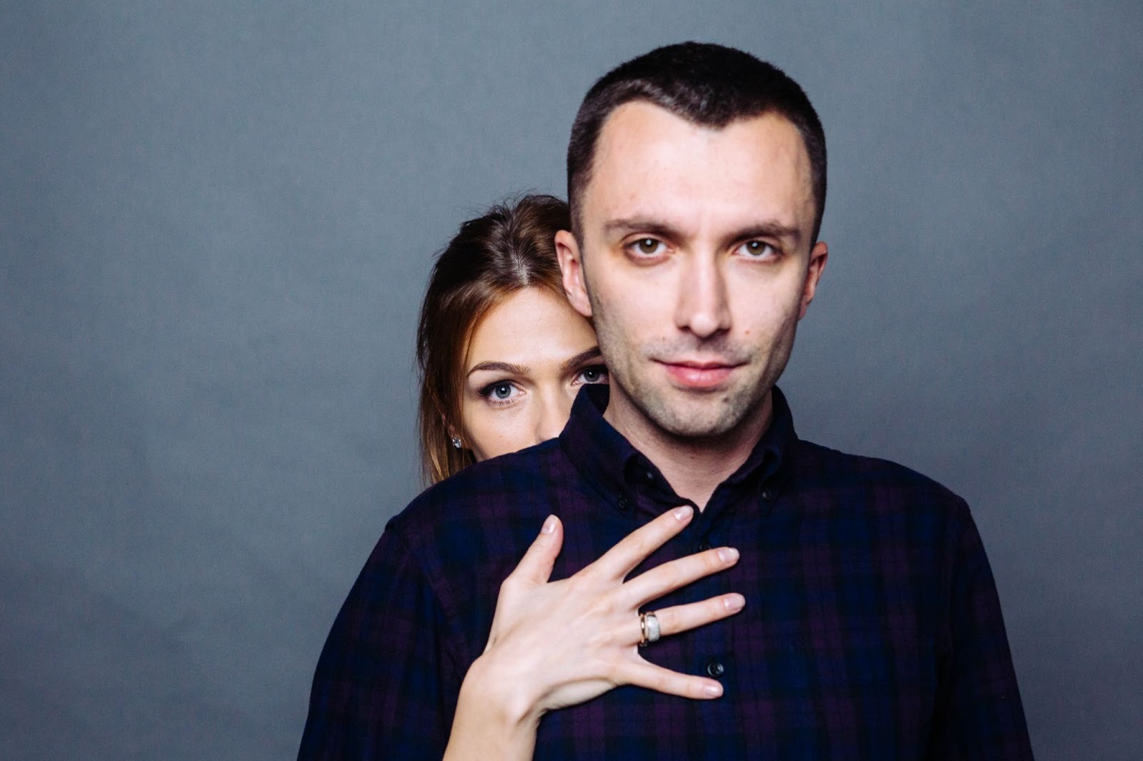 Мужчина и женщина с надёжной привязанностью доверительно общаются
