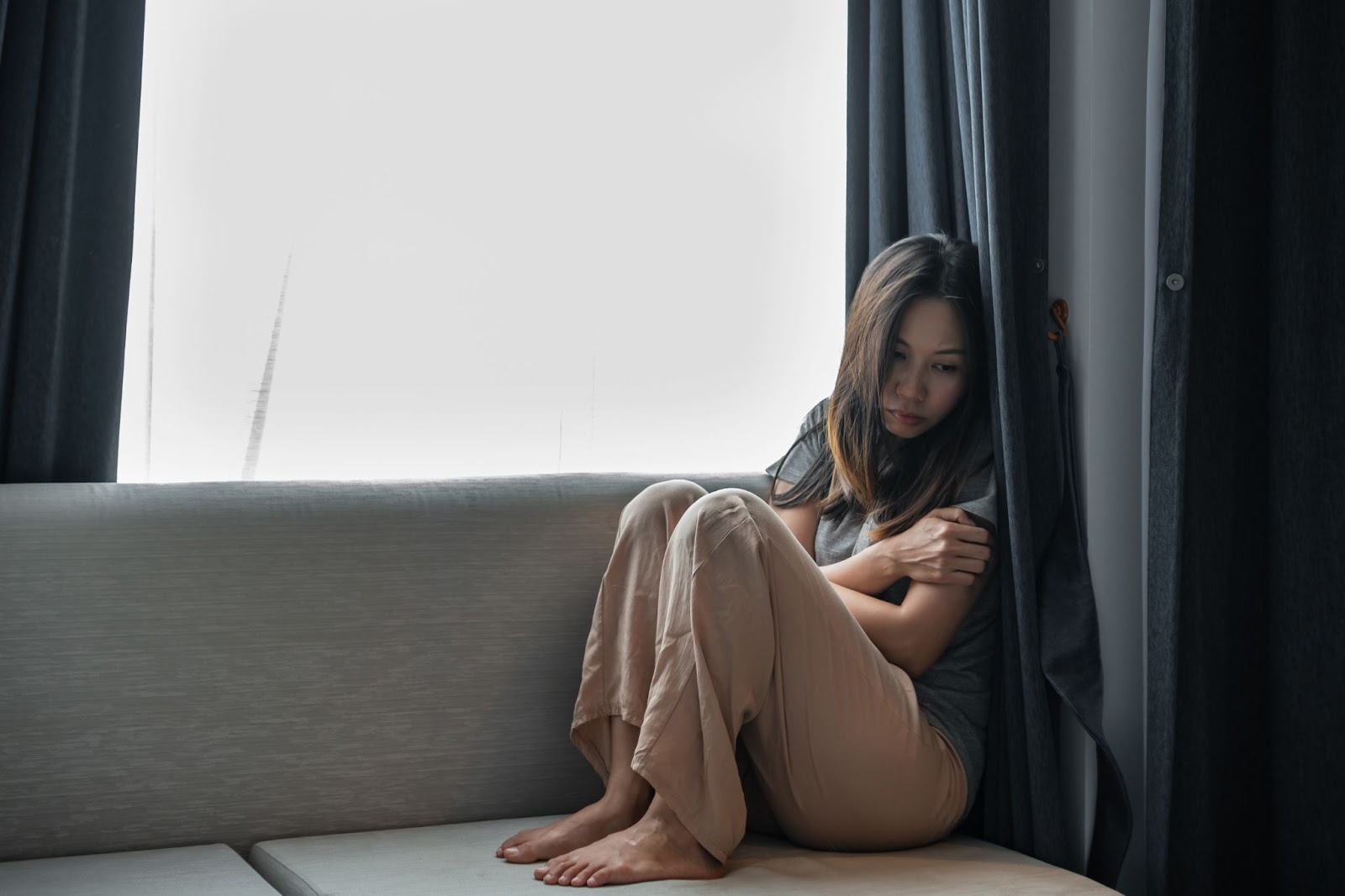 Девушка плачет после разрыва отношений 