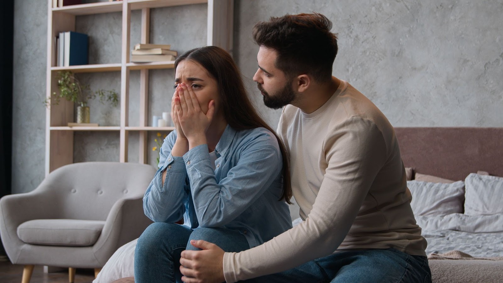 Парень поддерживает подругу которая переживает сложный разрыв
