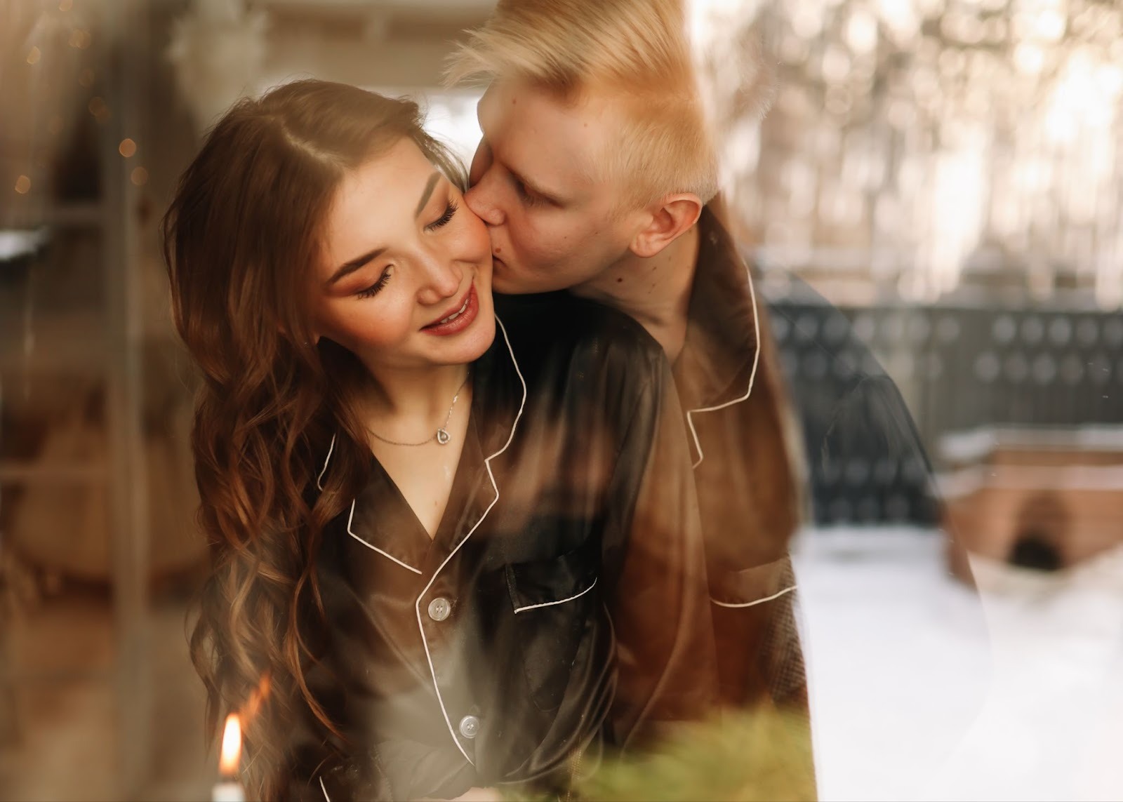 Пара нежно целуется на закате