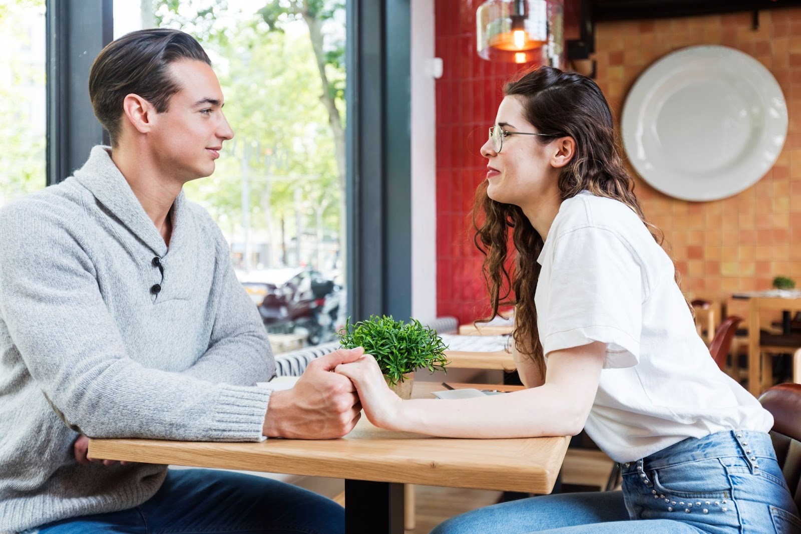 Девушка и парень используют интересные вопросы для диалога во время встречи