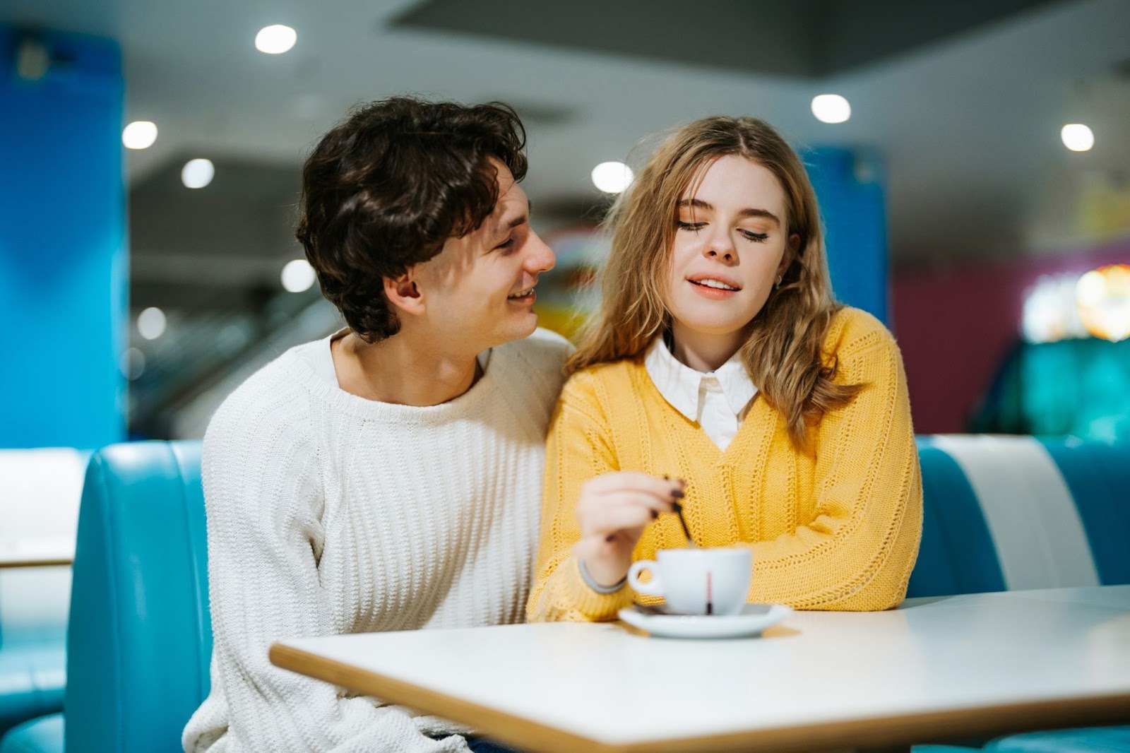 Парень и девушка общаются без неловких пауз благодаря правильным вопросам