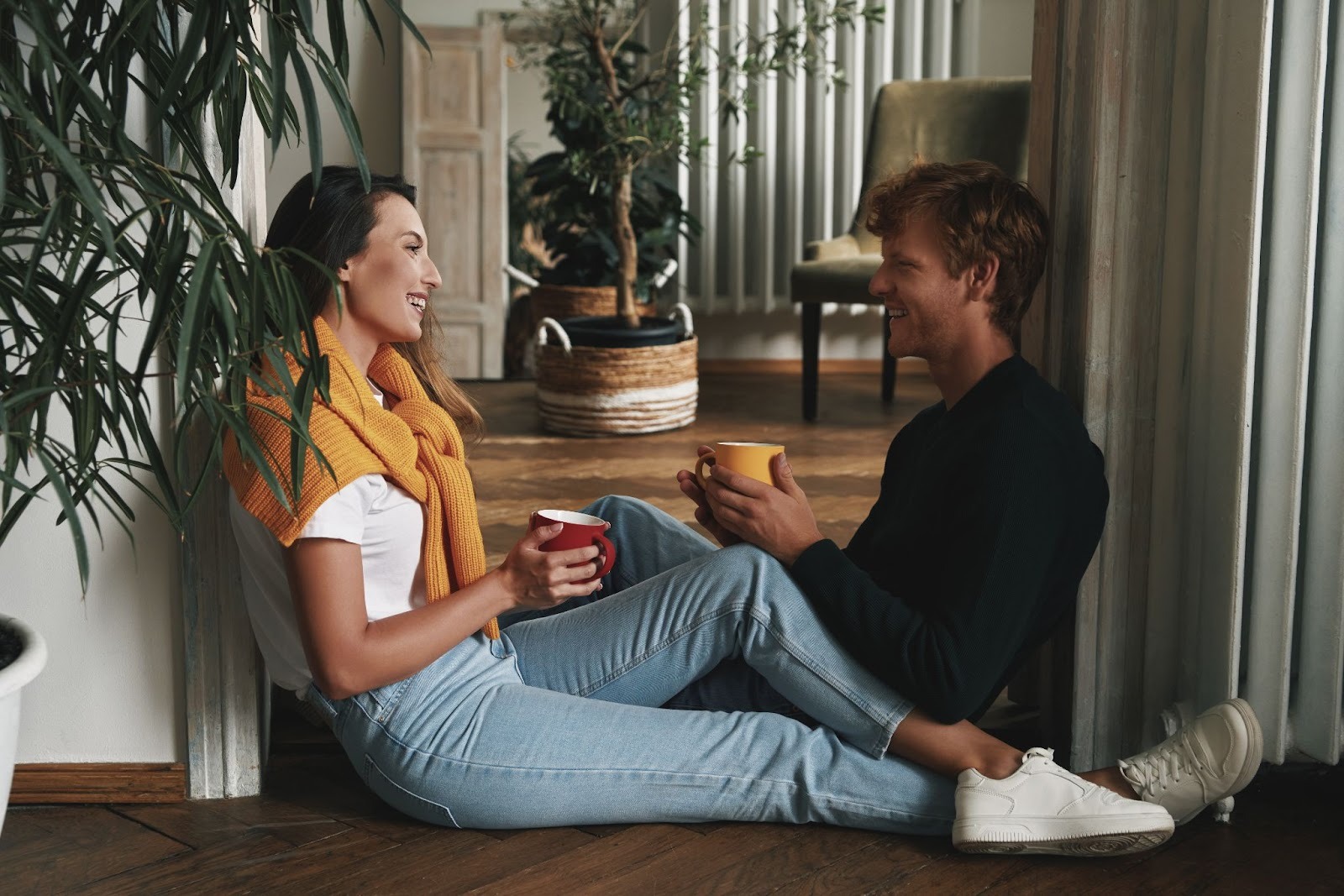 Молодой человек готовится признаться девушке в чувствах на свидании
