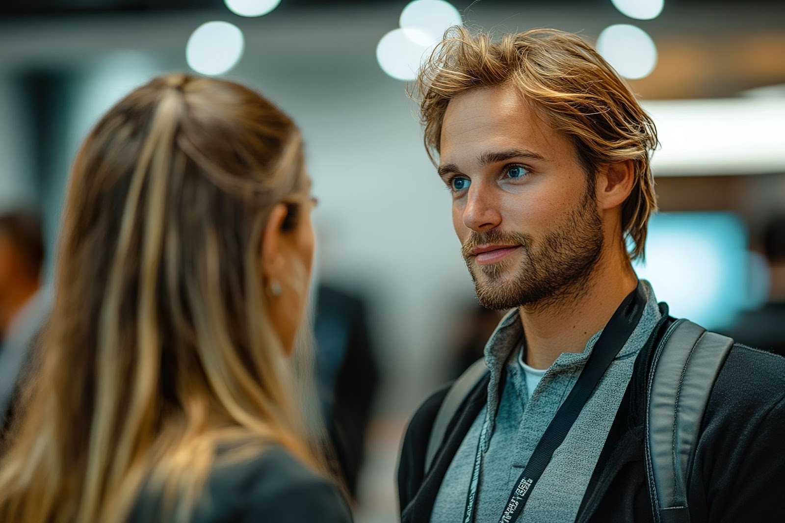 Друзья гуляют перед тем как признаться в любви друг другу
